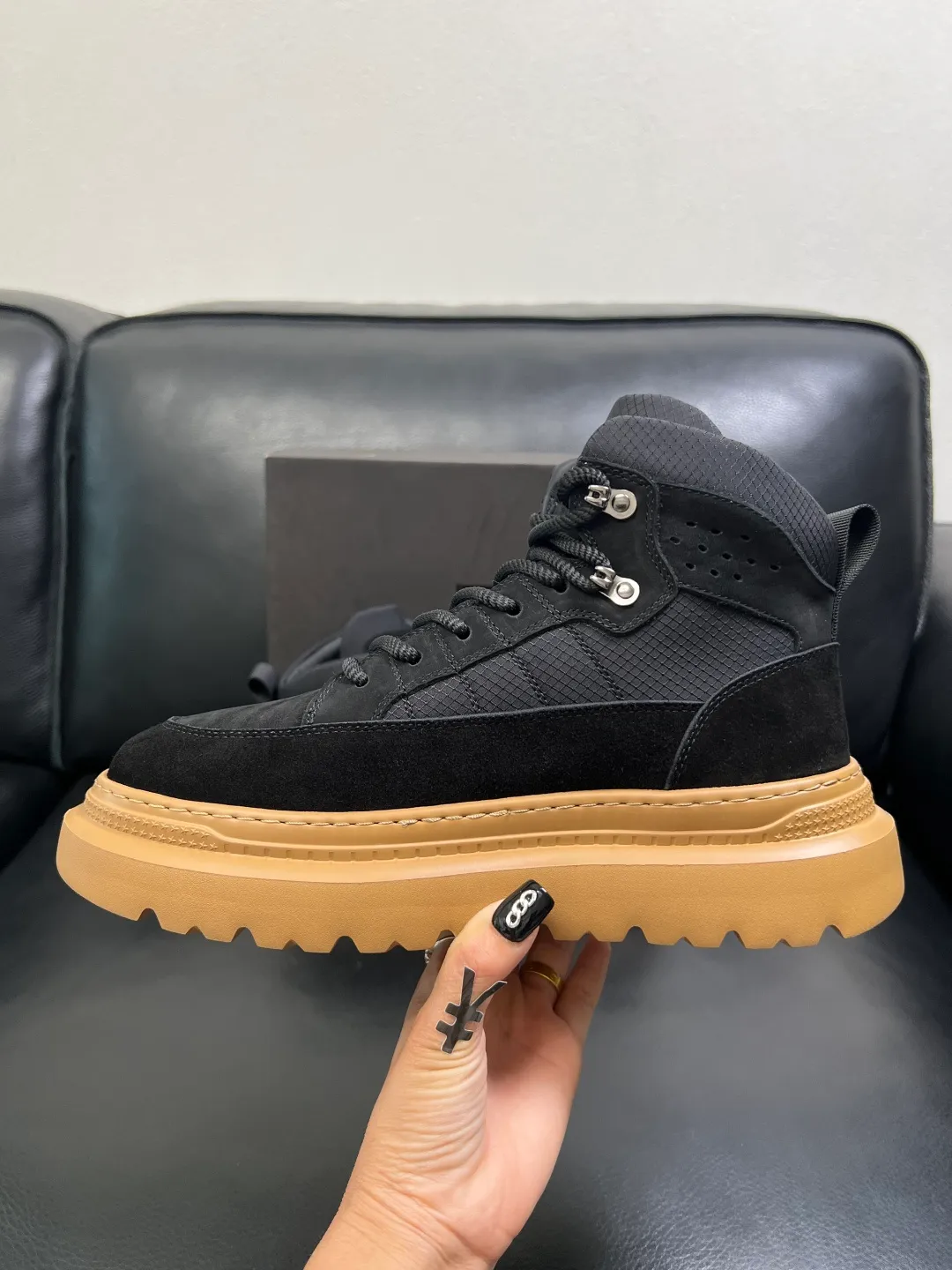 Men's men's shoes 💰740 UGG High-quality top crafts. Original configuration is available at the counter simultaneously. Original cowhide fabric imported from Italy, high-quality splicing technology, fully imported lambswool lining. Sole: Original sole is specially provided by the original factory and is super comfortable. Original factory and single goods are welcome to compare. Size 39-44